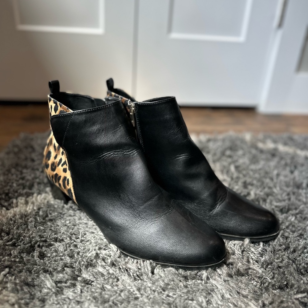 J. Renee Halsie ankle boot, Black faux leather with leopard accent, Size 13